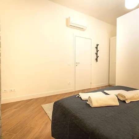 Apartment Modern Two-room Near Station And Airport *